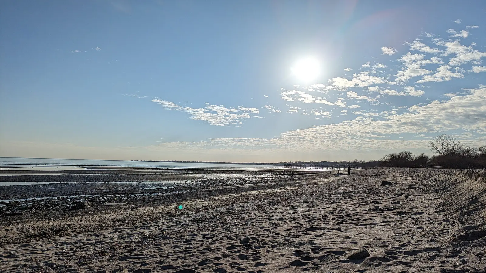 Low tide seen from Milford Point Audubon Wildlife Refuge in Connecticut, USA — Silver Sands State Park