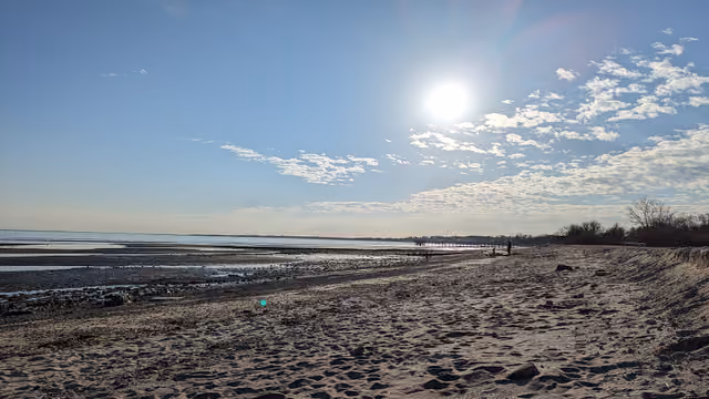 Low tide seen from Milford Point Audubon Wildlife Refuge in Connecticut, USA — Silver Sands State Park