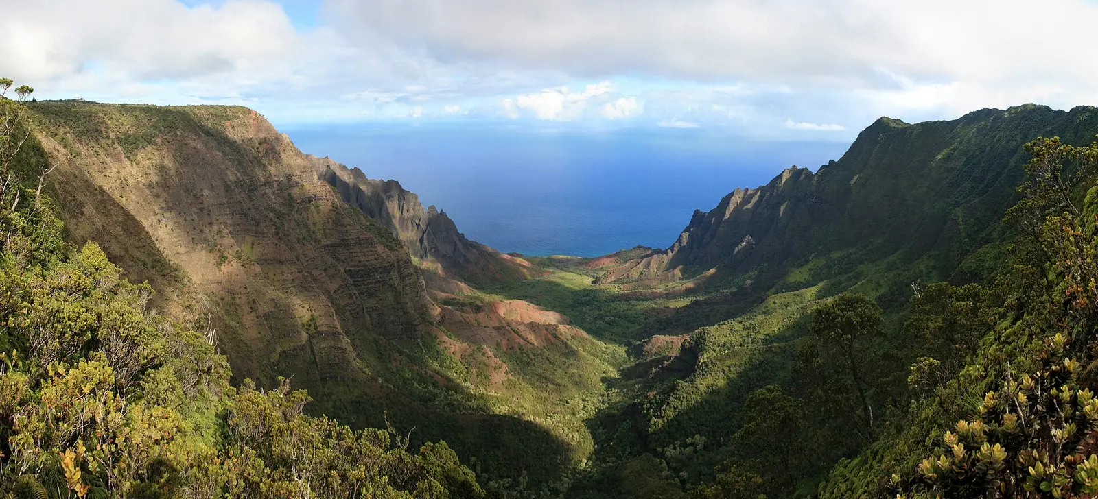 Photographer: myself, Gh5046 A stitched panorama of the en:Kalalau Valley taken 2007/08/30 from the Na Pali Kona Forest Reserve Pihea…