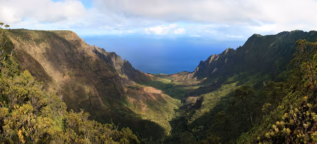 Photographer: myself, Gh5046 A stitched panorama of the en:Kalalau Valley taken 2007/08/30 from the Na Pali Kona Forest Reserve Pihea…