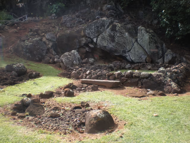 Kauai-Wailua-Heiau-Holoholoku-pohakuhanau