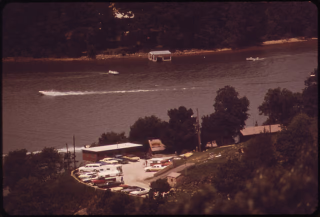AT BRIDAL CAVE, THE NIANGUA RIVER BRANCH OF LAKE OF THE OZARKS BENDS SHARPLY, CREATING A NARROW PENINSULA. CONCESSION... - NARA -